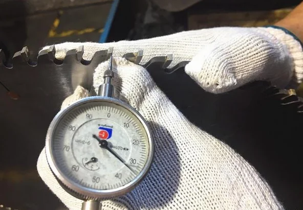 What are the key points of cemented carbide saw blade maintenance